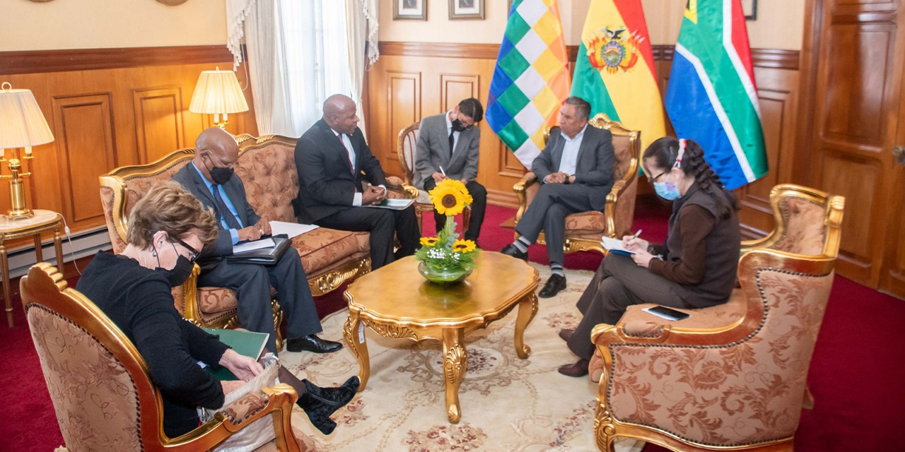 Rogelio Mayta junto al embajador de la República de Sudáfrica, George Motlatjo.