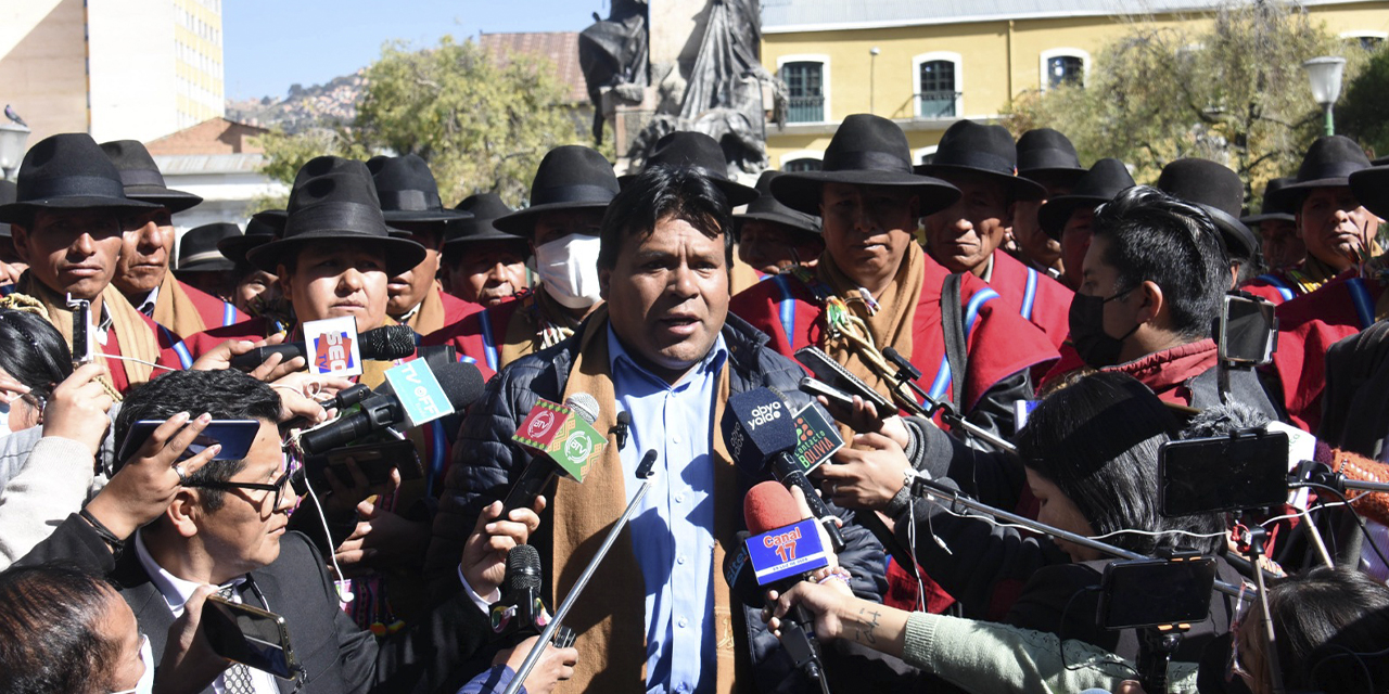 Campesinos de la CSUTCB de Omasuyos llegaron a la ciudad de La Paz para dar su respaldo al presidente Arce. (Foto: Gonzalo Jallasi)