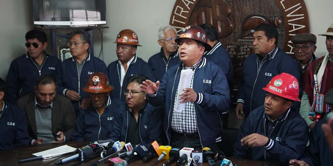 Los ejecutivos de la COB en conferencia de prensa. | Foto: Jorge Mamani