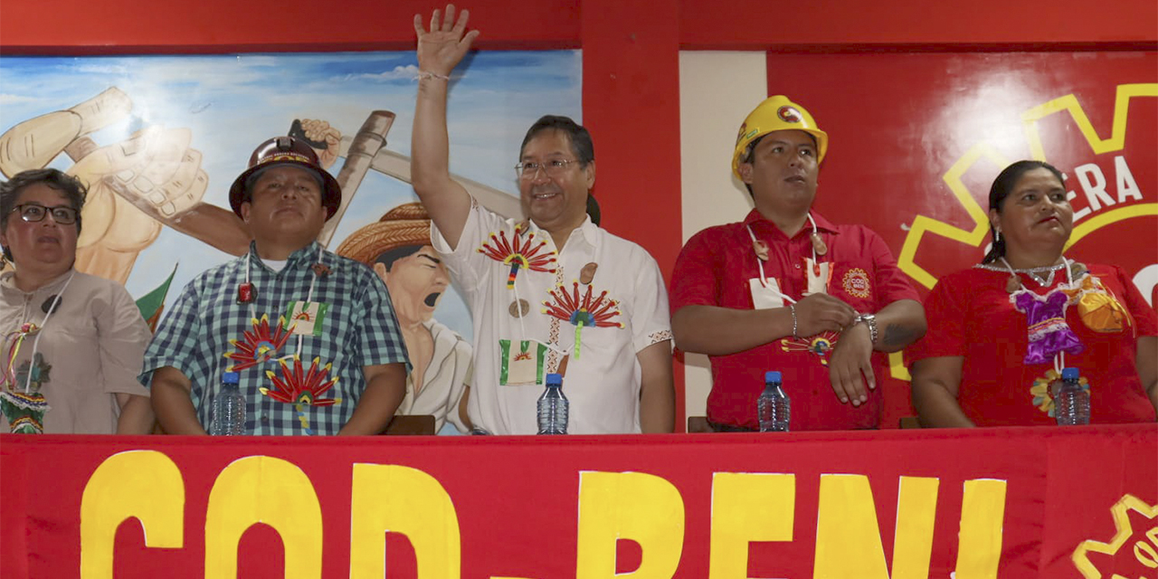 El Primer Mandatario junto a dirigentes de la COD de Beni. (Foto: Presidencia)