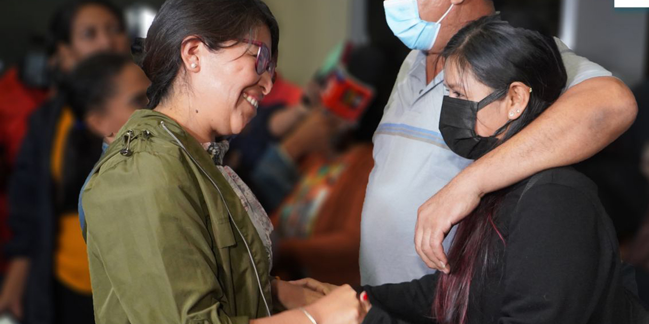 La viceministra Eva Chuquimia reciendo a una ciudadana boliviana repatriada. Foto: CAncullería