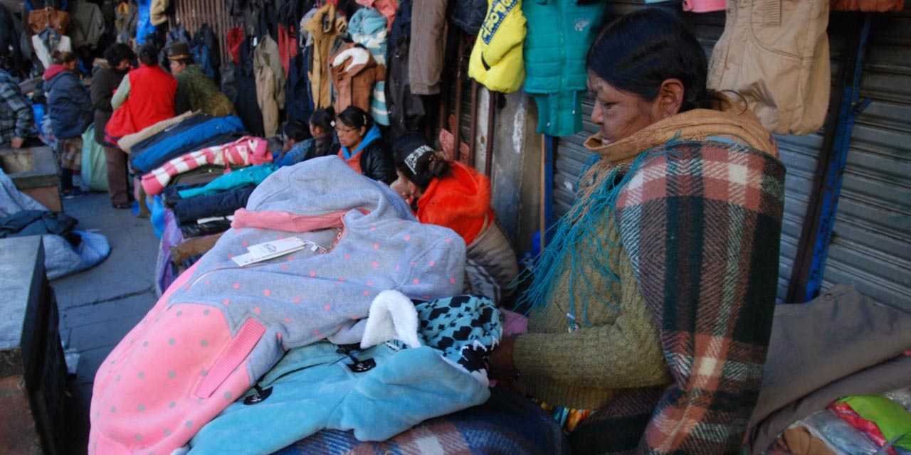 Personas que venden ropa en las mañanas en la calle Illampu. | Foto: Archivo