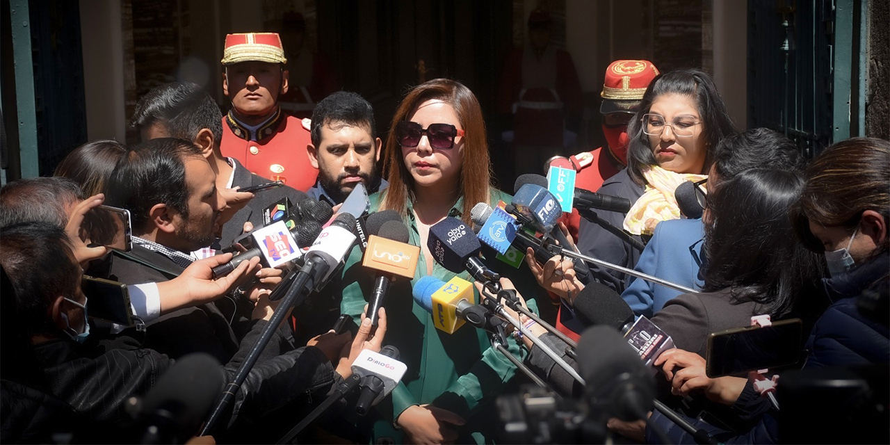 La viceministra de Comunicación, Gabriela Alcón, en contacto con los medios. (Foto: Vicecom)