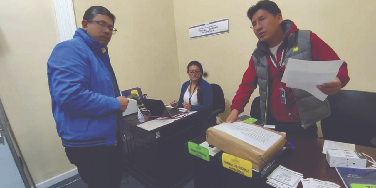 Hermes Flores Egüez entrega su postulación. (Foto: Senado)