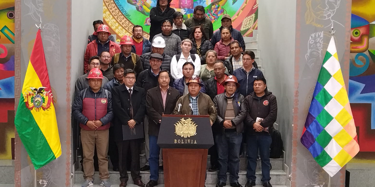 La conferencia conjunta que dio el Presidente y sus ministros con la cúpula de la Central Obrera Boliviana. (Foto: RRSS)