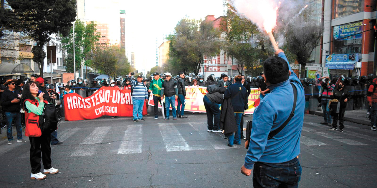 Maestros urbanos durante las manifestaciones de ayer. (FOTO: Gustavo Ticona)