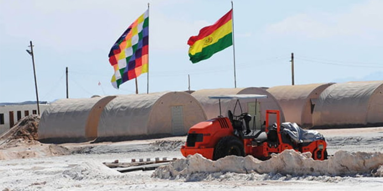 Arce convoca a defender el litio boliviano como a la Patria ante intereses del Comando Sur de EEUU