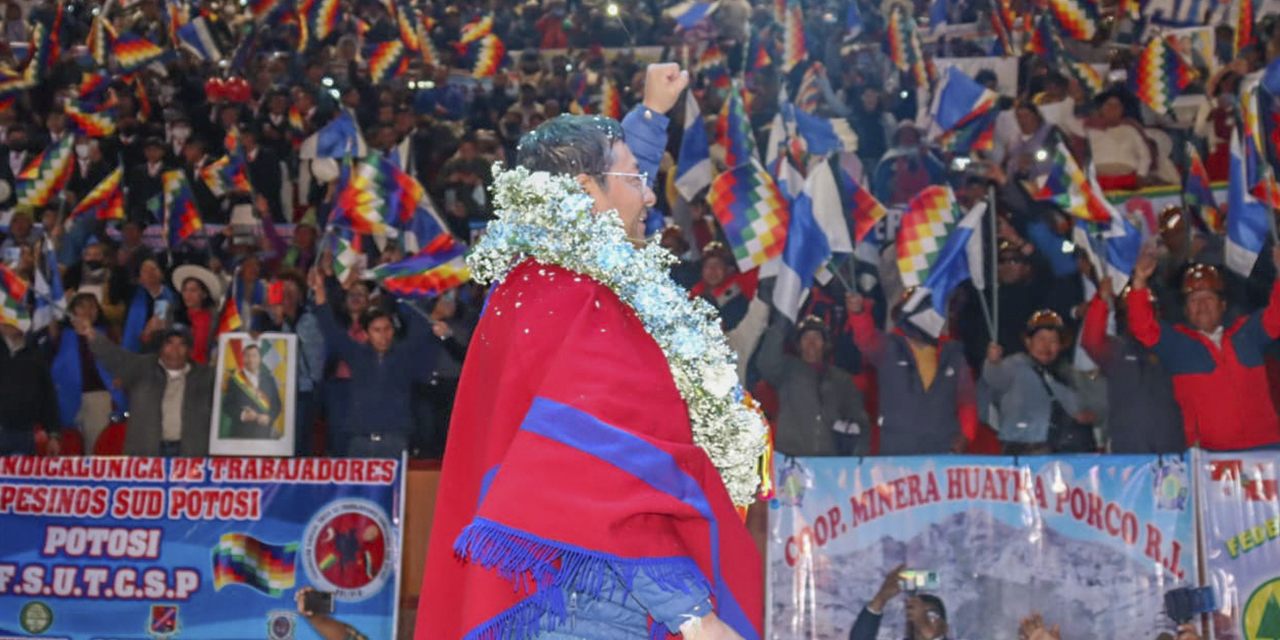 El presidente de Bolivia, Luis Arce, junto a las organizaciones sociales en Potosí. (Foto: Presidencia)