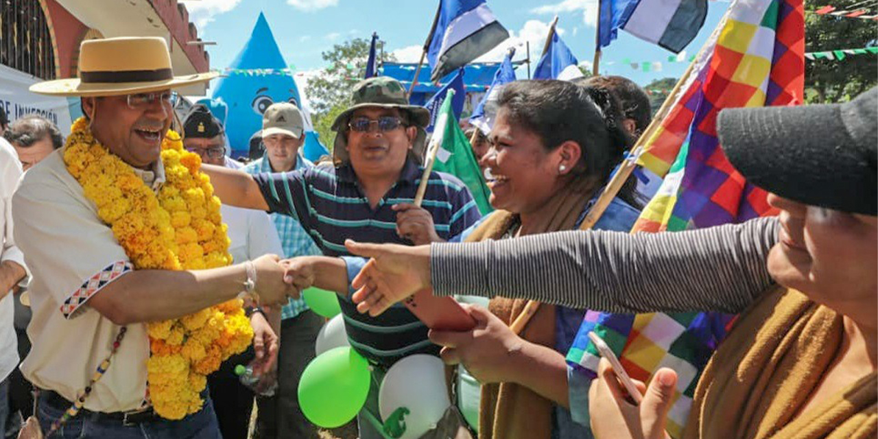 El presidente Luis Arce llega al acto de entrega de sistemas de agua potable para las comunida-des Los Pozos y Porcelana, en Tarija. (Foto: Presidencia)