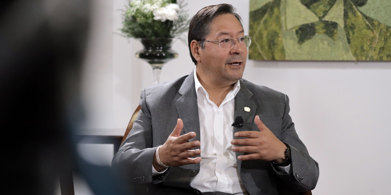 El Jefe de Estado en la entrevista en Cadena A. (Foto: Viceministerio de Educación)