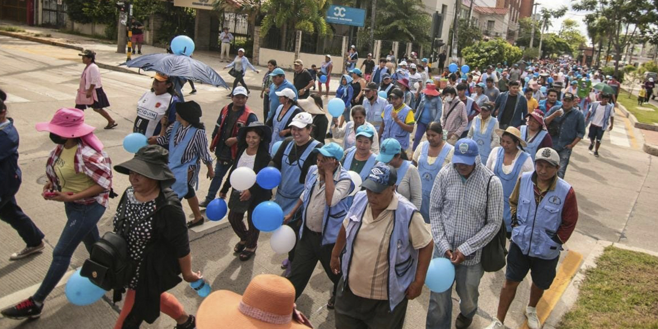 En la masiva marcha de Santa Cruz estuvieron mujeres, jóvenes, artesanos, gremialistas, transportistas y vecinos. (Foto: BTV)