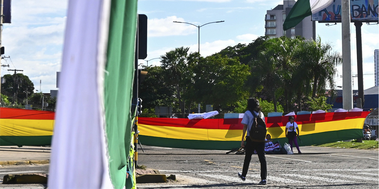 Solo se evidenciaron bloqueos en cinco puntos de Santa Cruz, en el resto todo fue normal. (Foto: APG)