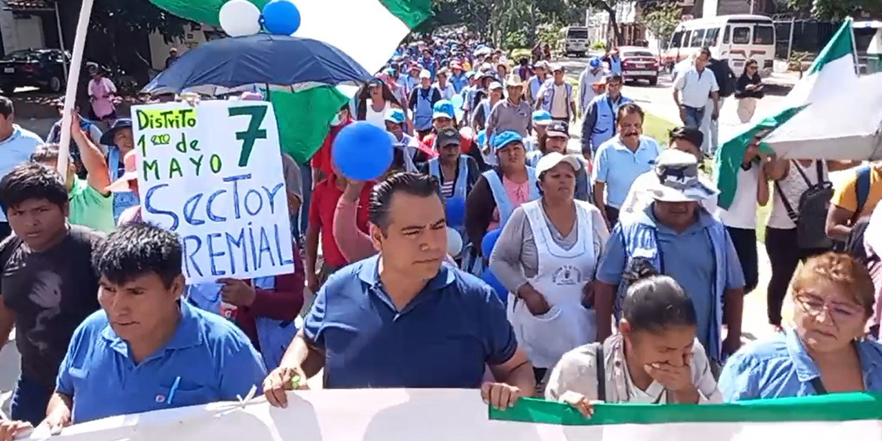 Las organizaciones sociales de Santa Cruz en la masiva marcha.