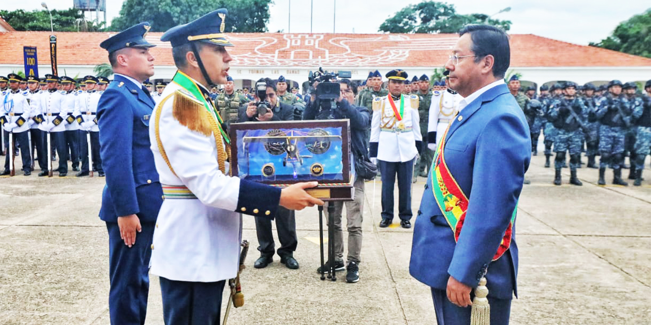 El presidente Luis Arce recibe un presente en el patio principal del Colegio Militar de Aviación “Teniente general Germán Busch Becerra”