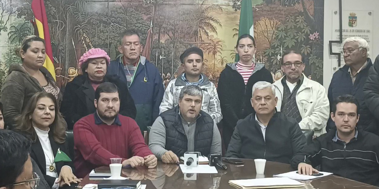 Fernando Larach, presidente del Comité Cívico pro Santa Cruz, rodeado de otros representan-tes. (Foto: RRSS)