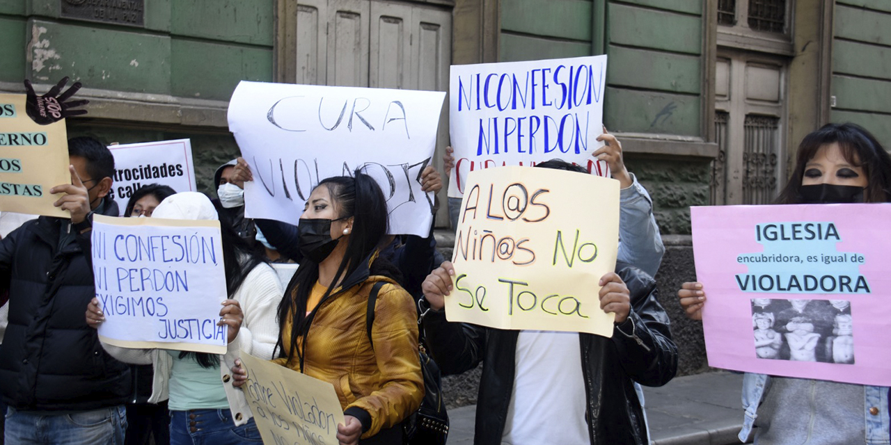 Colectivos de padres de familia protestaron en La Paz contra los religiosos que cometieron abusos. (Foto: Archivo)