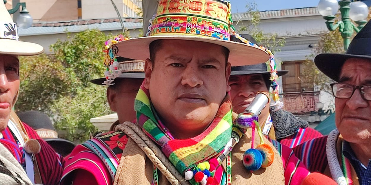 El representante de Conamaq, Ramiro Cucho, anunció la devolución del vehículo. (Foto: Gonzalo Jallasi)