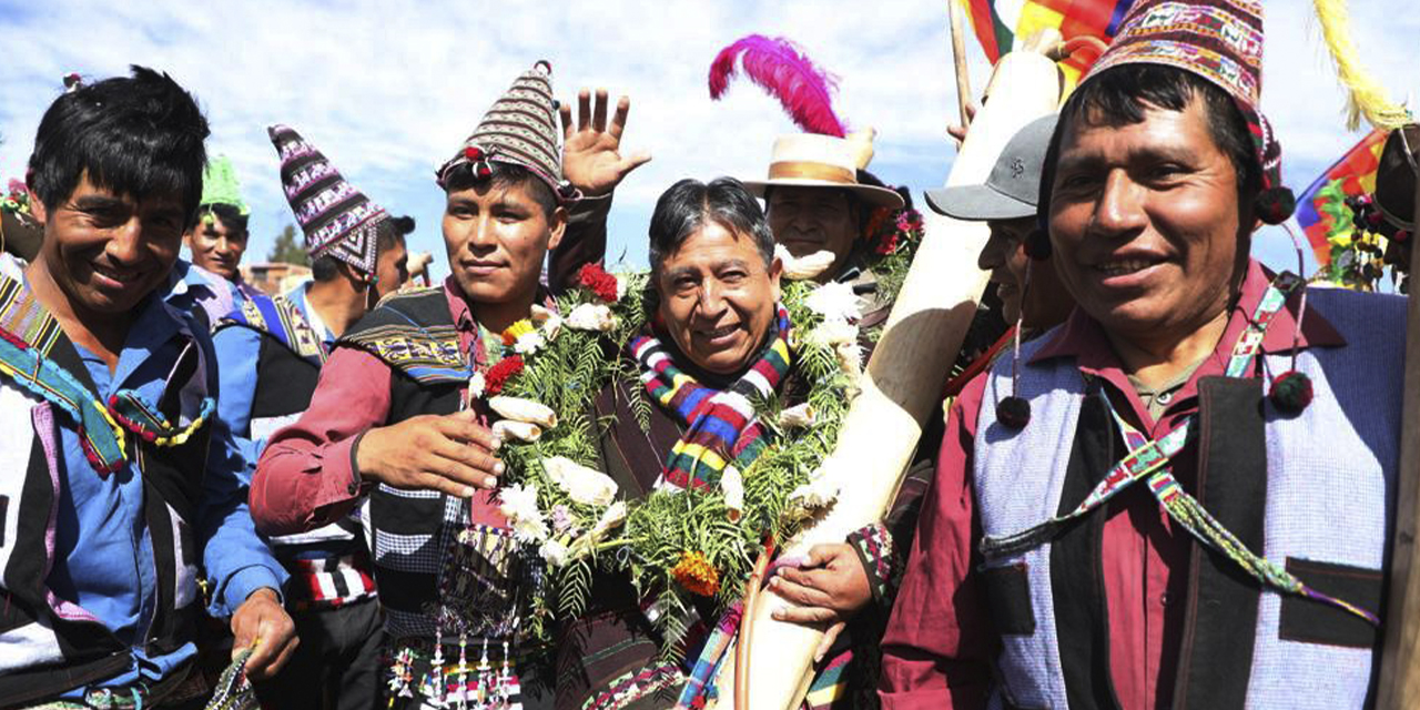 El vicepresidente David Choquehuanca junto a dos campesinos en Sucre.