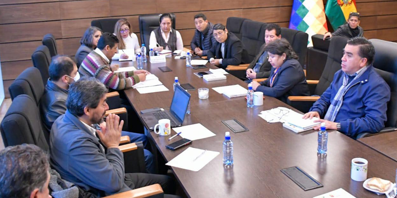 Autoridades del TSE reunidas con asambleístas nacionales. (Foto: Prensa Senado)