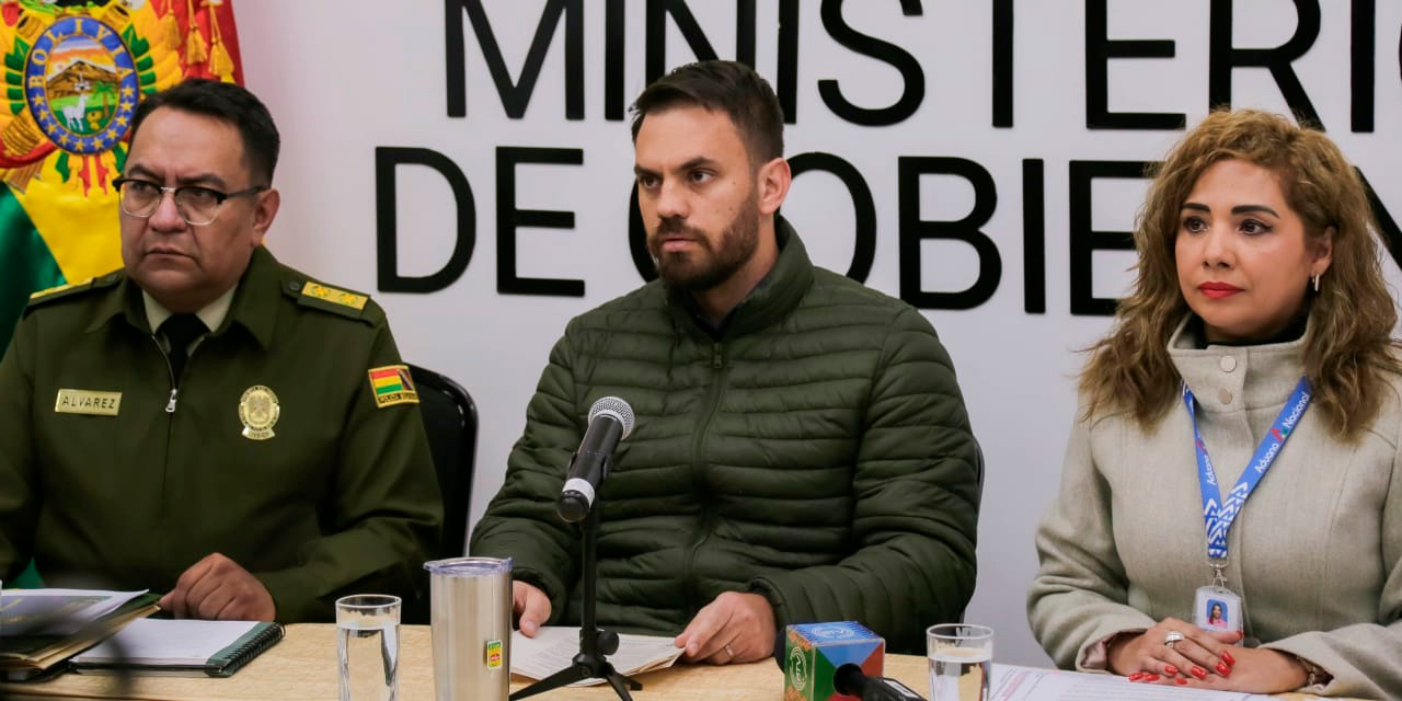 El ministro de Gobierno, Eduardo Del Castillo, y la presidenta de la Aduana Nacional, Karina Serrudo, en conferencia de prensa, ayer. (Foto: Gonzalo Jallasi)