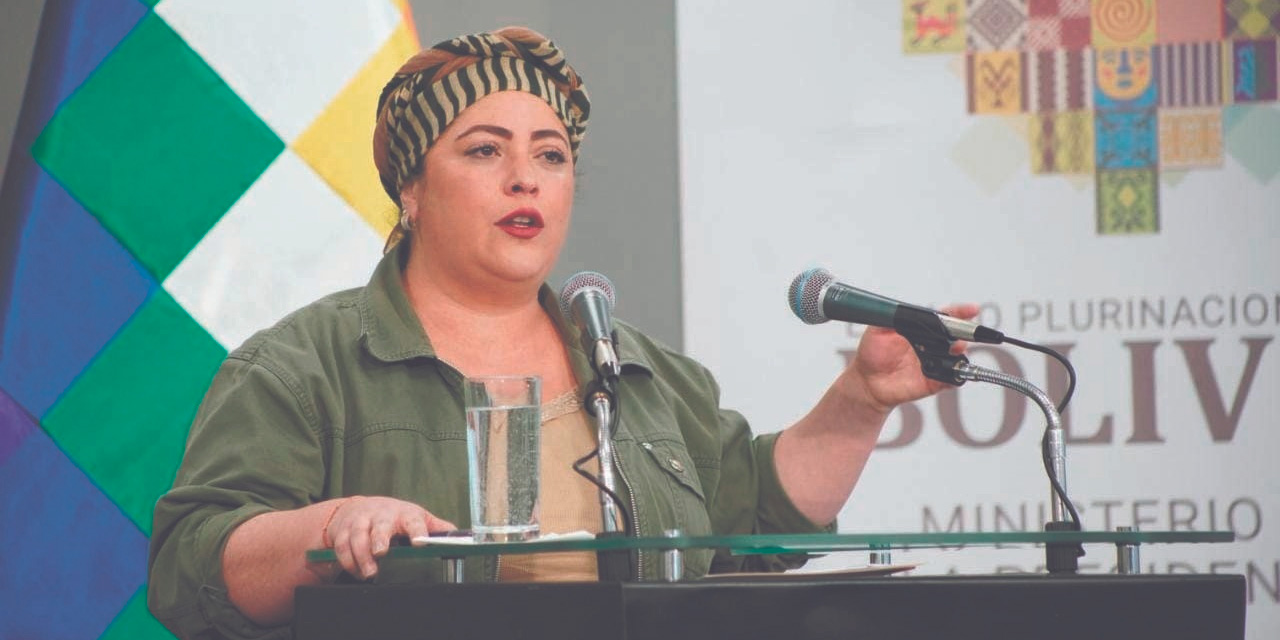 La ministra de la Presidencia, María Nela Prada, durante la conferencia de prensa. (Foto: Jorge Mamani)