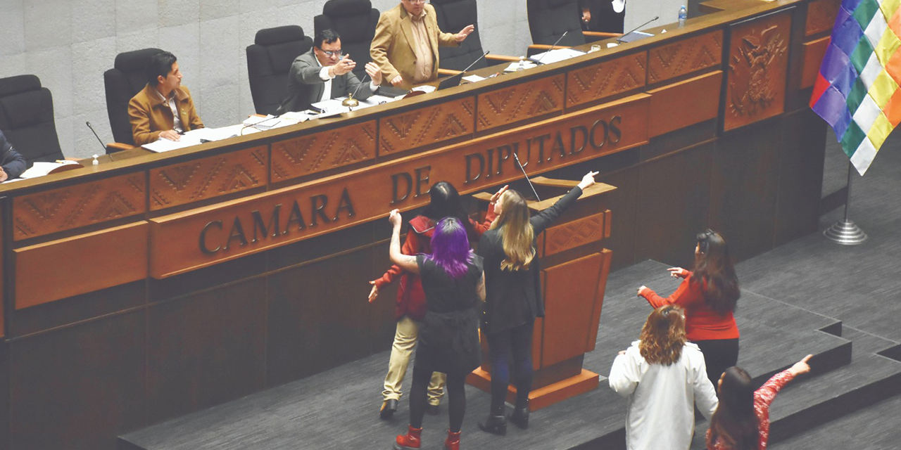 Una sesión de la Asamblea Legislativa en la que protestan los opositores. (Foto: Archivo)