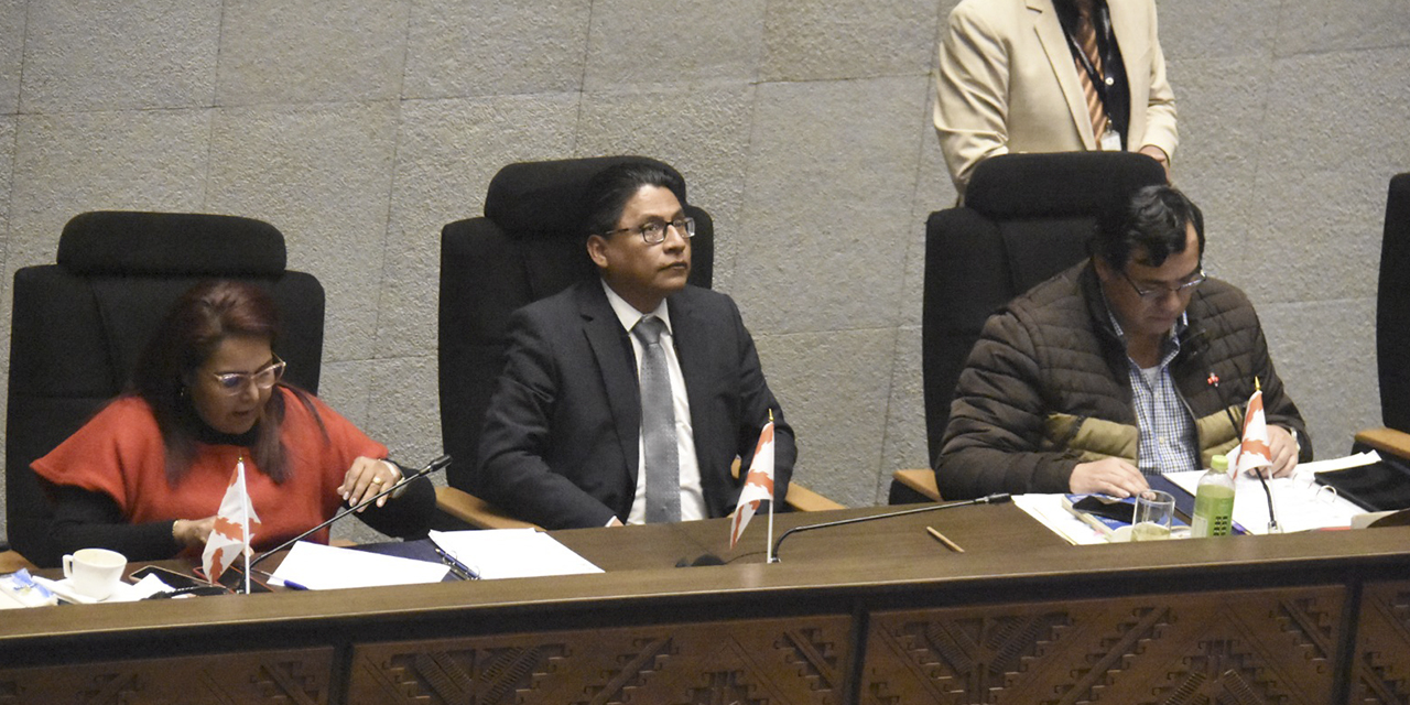 El ministro de Justicia, Iván Lima, en la testera durante la interpelación en la Asamblea Legislativa. (Foto: Gonzalo Jallasi)