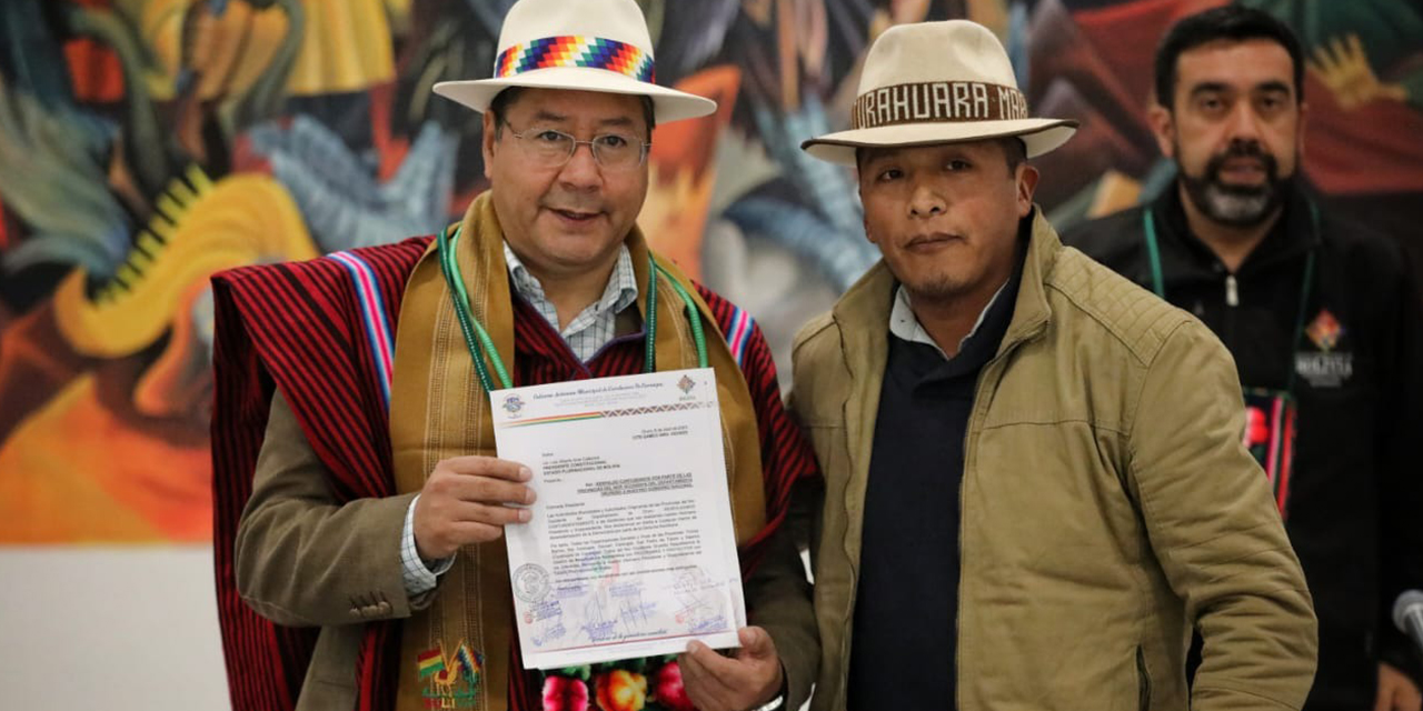 El presidente Luis Arce y el representante de la Asociación de Municipios del Departamento de Oruro (Amdeor), Fernando Apolinar Sola Choque. (Foto: Presidencia)