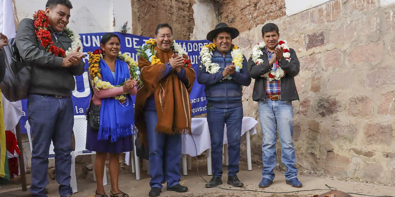 El presidente Arce en el colocado de la piedra fundamental de la casa de acogida para los campe-sinos de Sucre. (Foto: Presidencia)