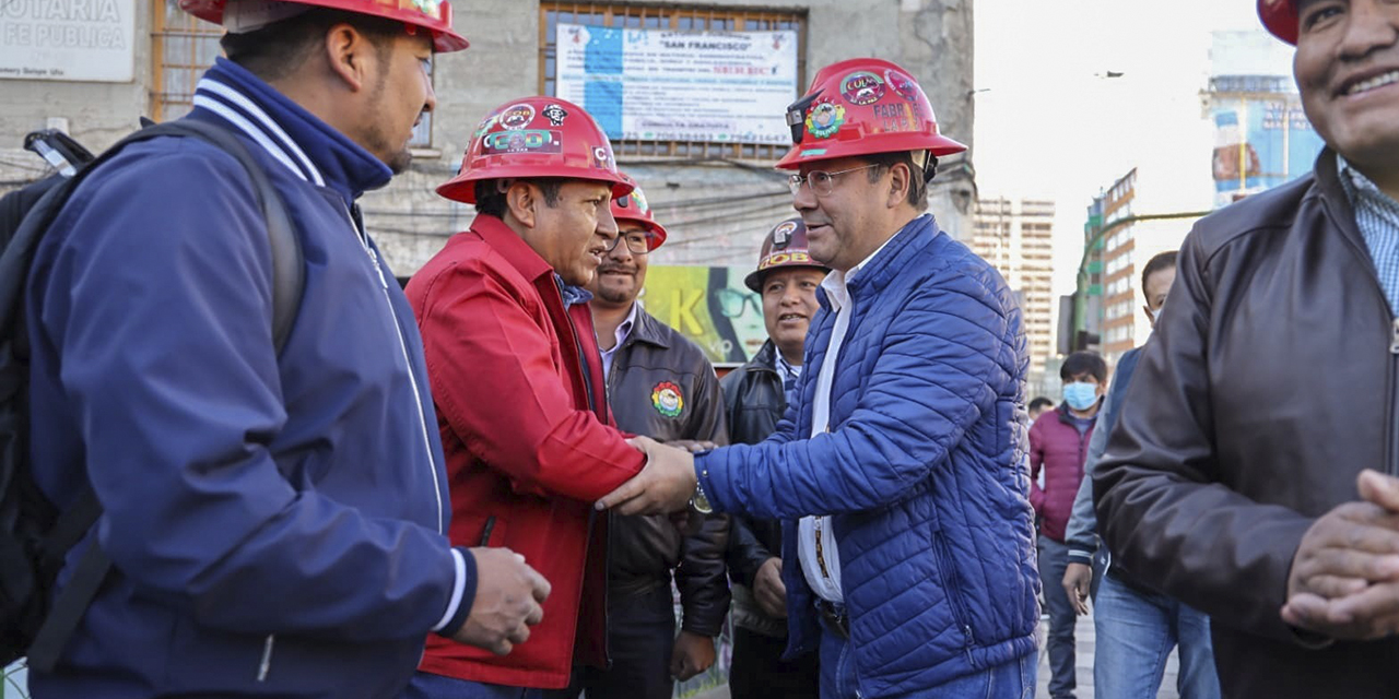 El presidente Luis Arce es recibido por la dirigencia fabril para festejar su día. (Foto: Presidencia)