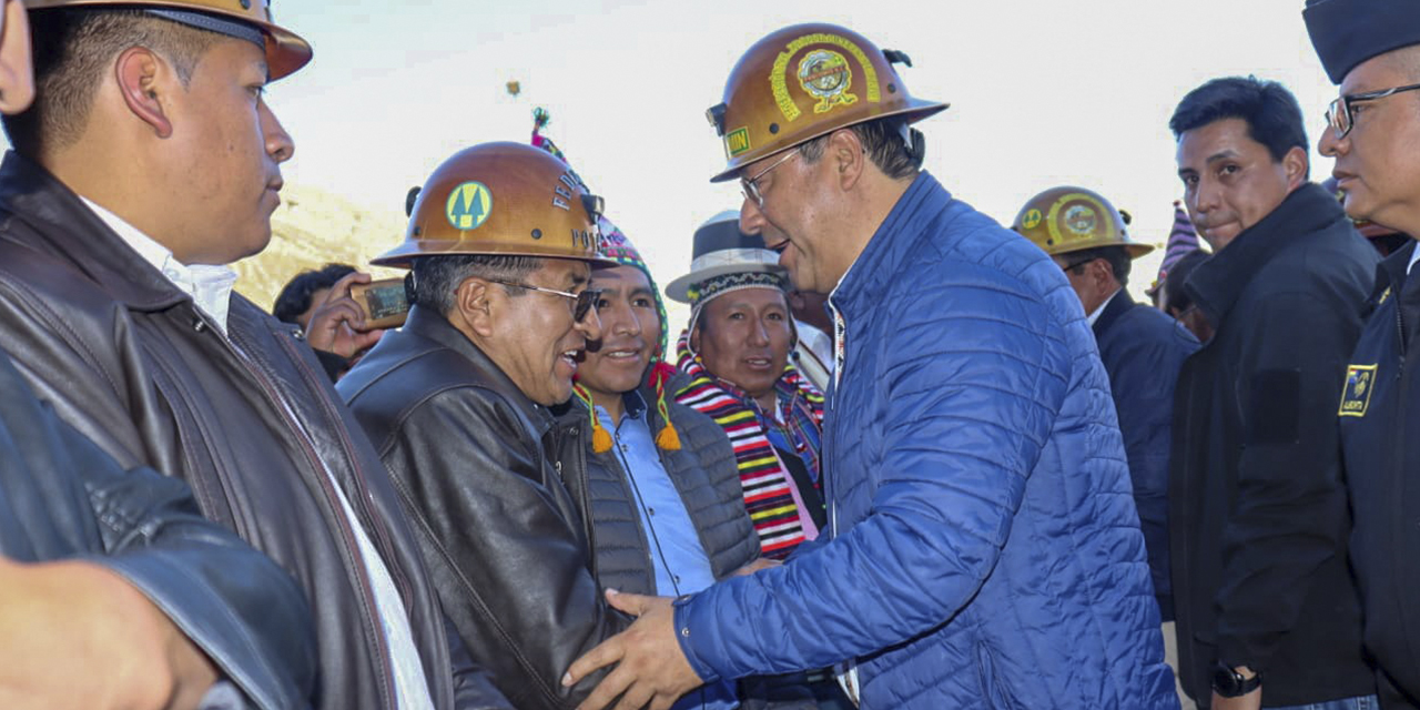 El presidente Luis Arce saluda a los dirigentes de Fedecomin Potosí. (Foto: Presidencia)