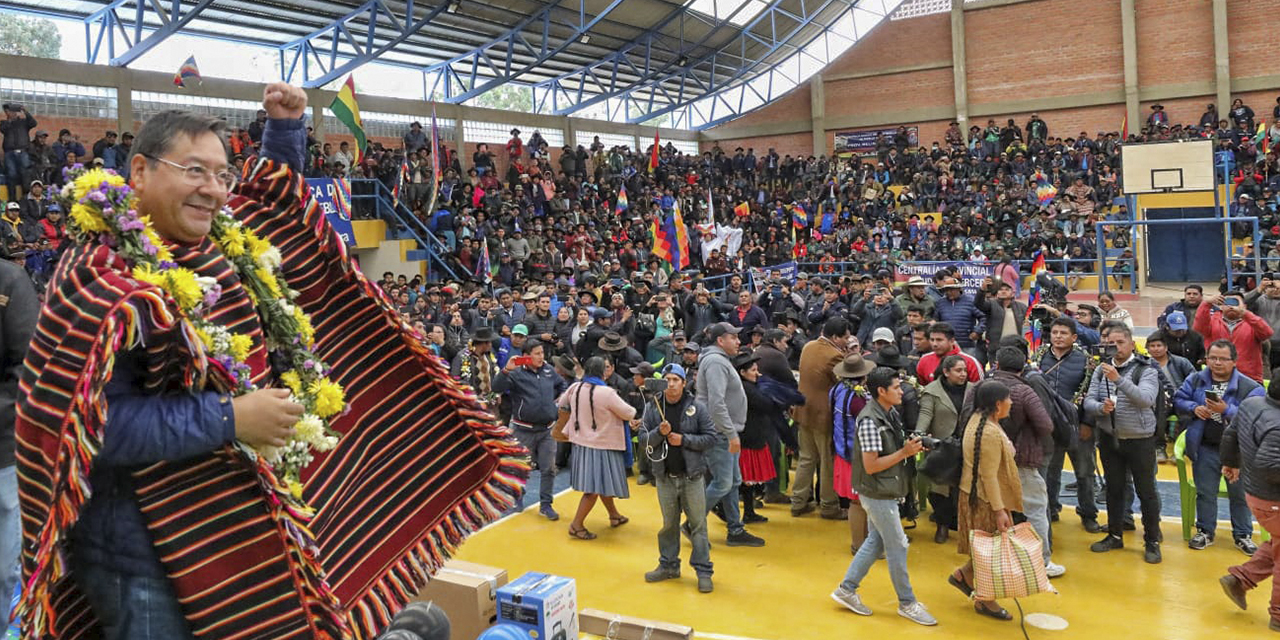 El mandatario Luis Arce recibe el apoyo del pueblo boliviano durante la entrega de obras.