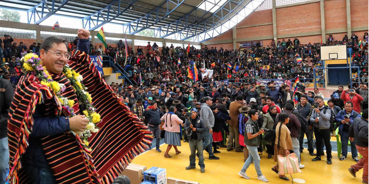 El presidente Luis Arce en el Congreso Ordinario de la Federación Única de Trabajadores de Pueblos Originarios de Chuquisaca. (Foto: Presidencia)