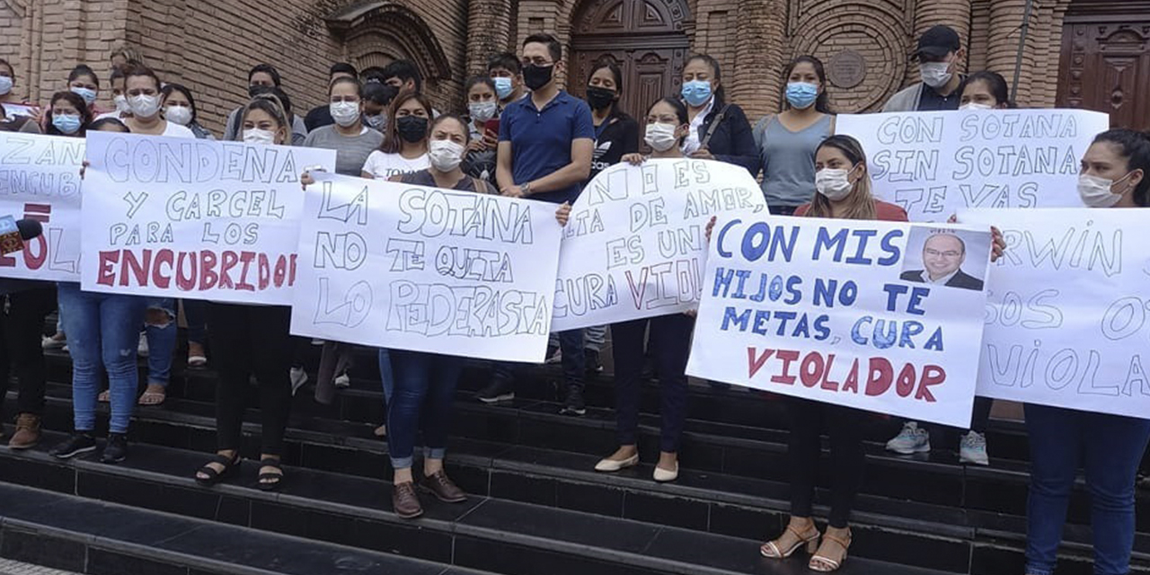 Protestas de colectivos en La Paz por curas que abusaron a cientos de niños y niñas en Bolivia. (Foto: Archivo)