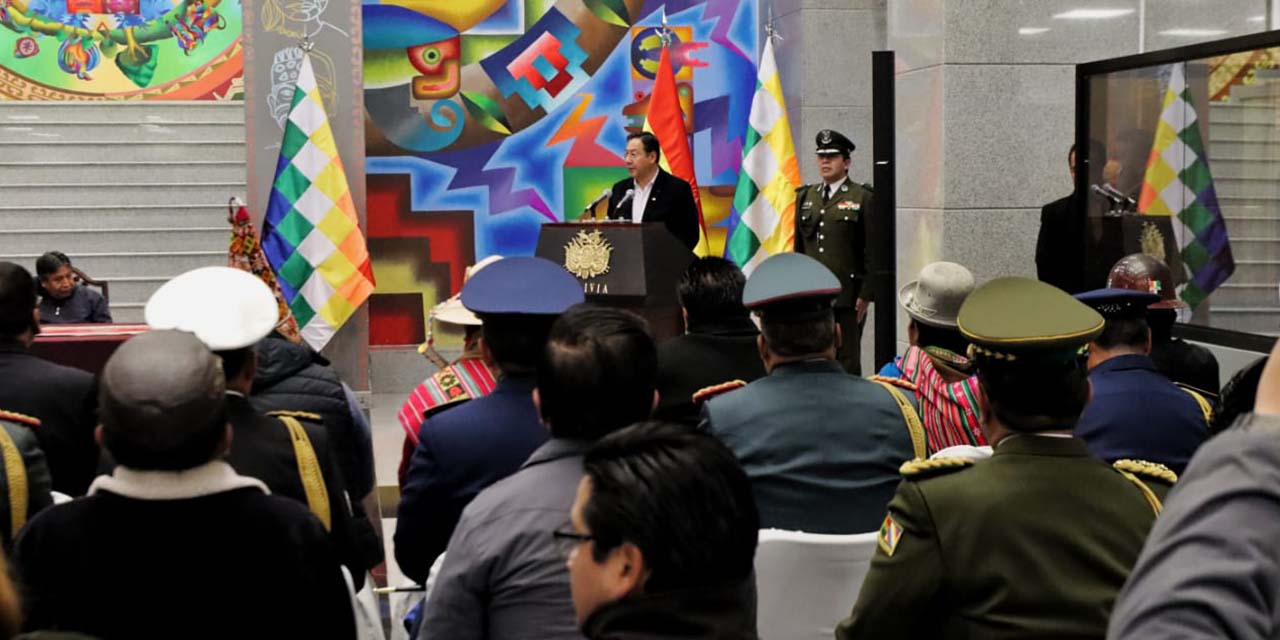 El presidente Luis Arce durante el acto de posesión del nuevo Ministro de Medio Ambiente y Agua. | Foto: Presidencia