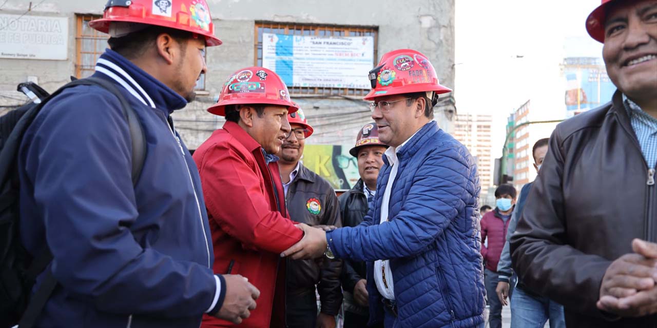 El presidente Luis Arce saluda a los dirigentes fabriles. | Foto: Presidencia