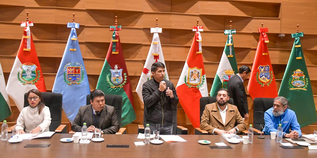 Andrónico Rodríguez durante el desarrollo del panel. (Foto: Cámara de Senadores)