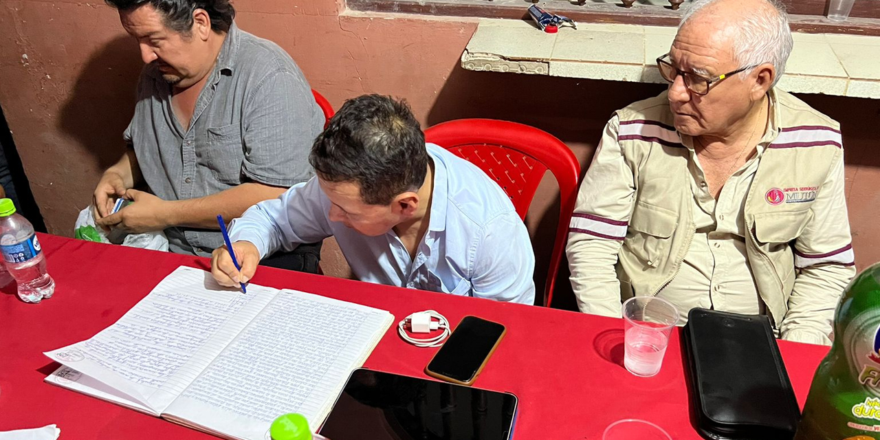 Rúbrica del acuerdo entre trabajadores y el Gobierno. (Foto: Minería)