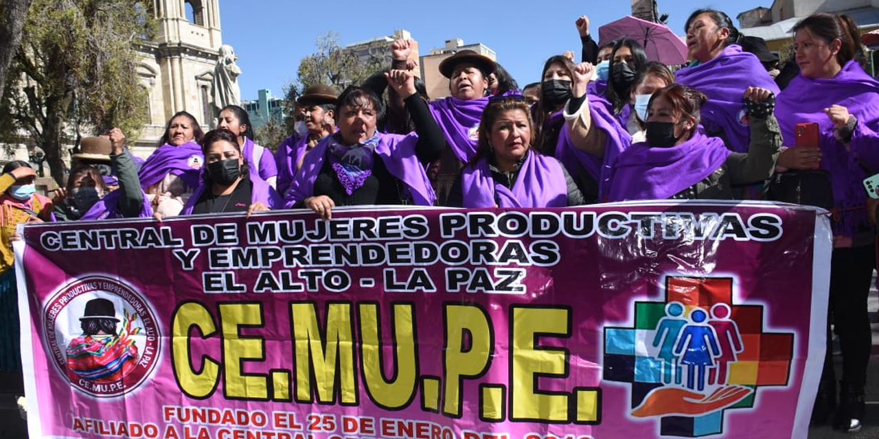 Dirigentes de la Central de Mujeres Productivas y Emprendedoras de El Alto (Cemupe).