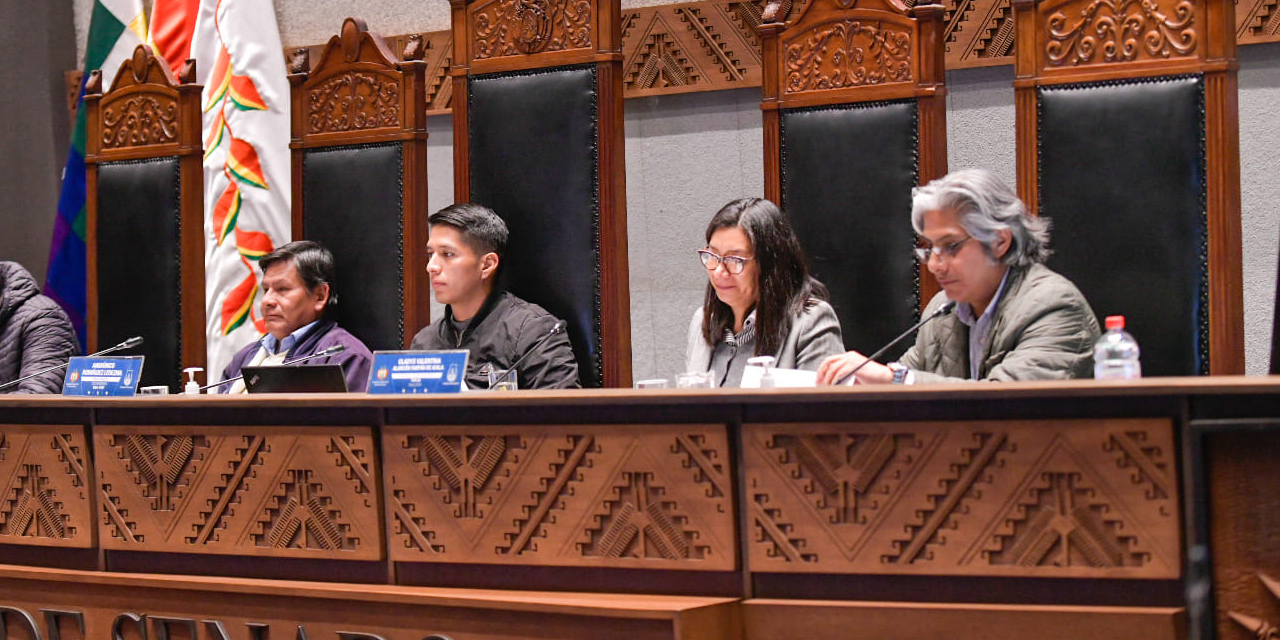 El procurador Wilfredo Chávez (primero de la derecha) en la Cámara de Senadores durante su informe oral. | Foto: Senado