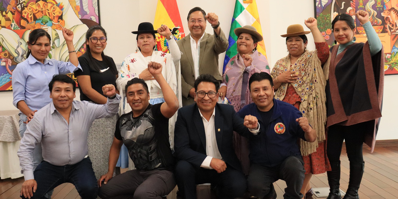 El presidente Luis Arce, Eva Copa y la delegación de El Alto en la Casa Grande del Pueblo. Foto: LA/Fb