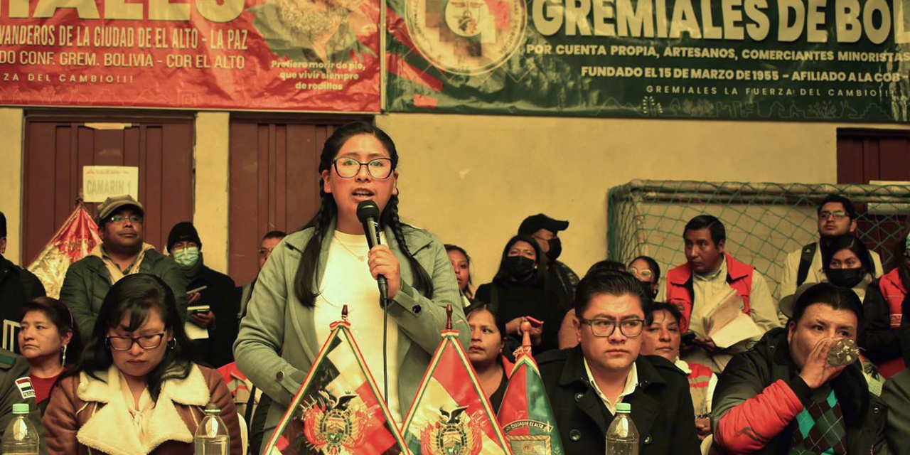  La alcaldesa Eva Copa en reunión con gremiales de El Alto. (Foto: GAMEA)