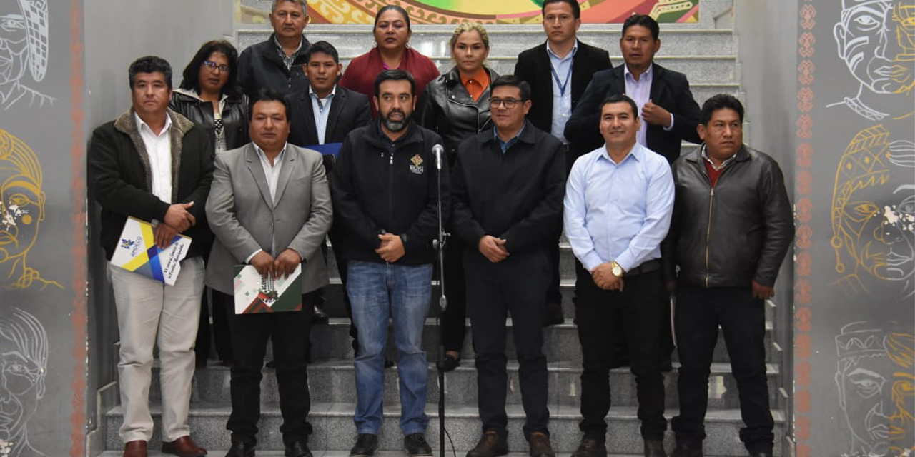 Representantes de la FAM-Bolivia en conferencia de prensa en Casa Grande del Pueblo. | Foto: Gonzalo Jallasi