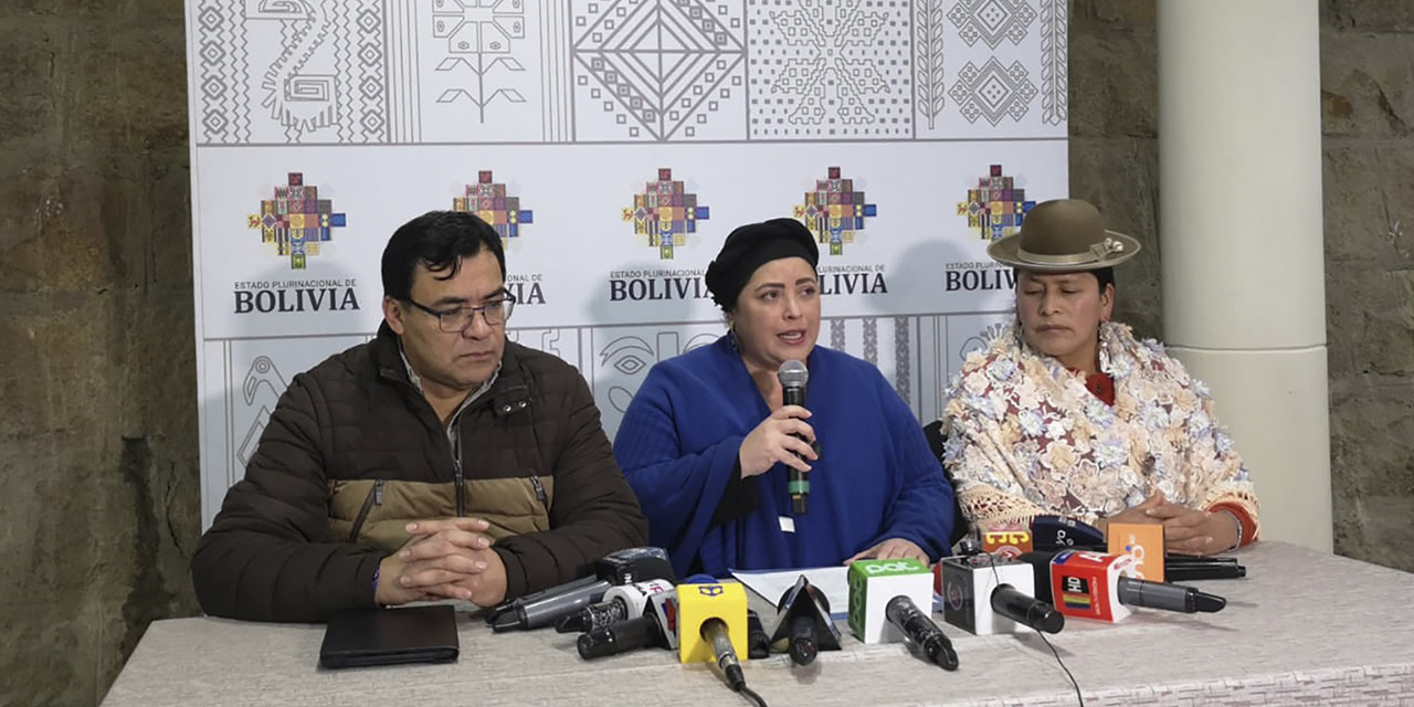 La ministra de la Presidencia, María Nela Prada, brinda información sobre el gabinete ampliado, acompañada del presidente de Diputados, Jerges Mercado, y la senadora Virginia Velasco. (Foto: Ahora El Pueblo)