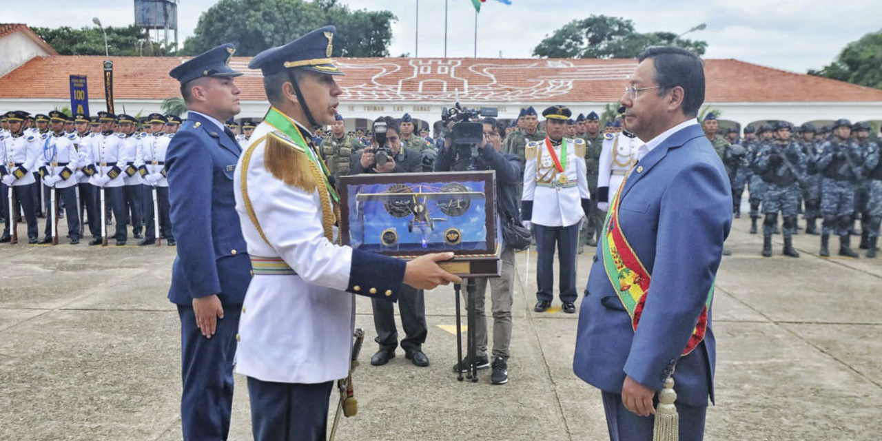 El presidente Luis Arce en el Colegio Militar de Aviación de Santa Cruz. (Foto: Presidencia)