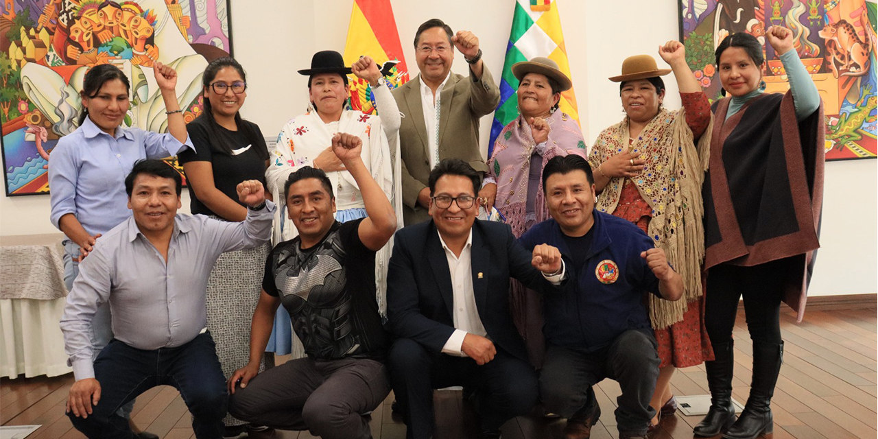 El mandatario Luis Arce, junto a Eva Copa, legisladores y dirigentes de El Alto. (Foto: Presidencia)