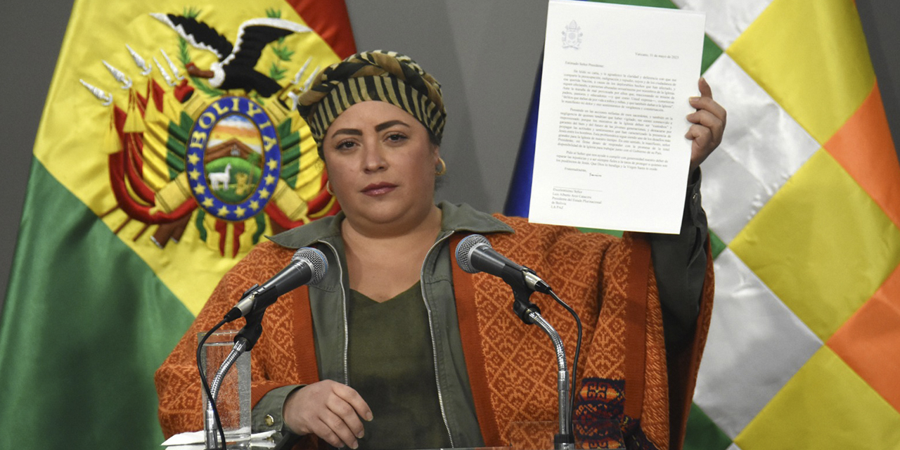 La ministra de la Presidencia, María Nela Prada, expone la carta del Vaticano. (Foto: Gonzalo Ja-llasi)