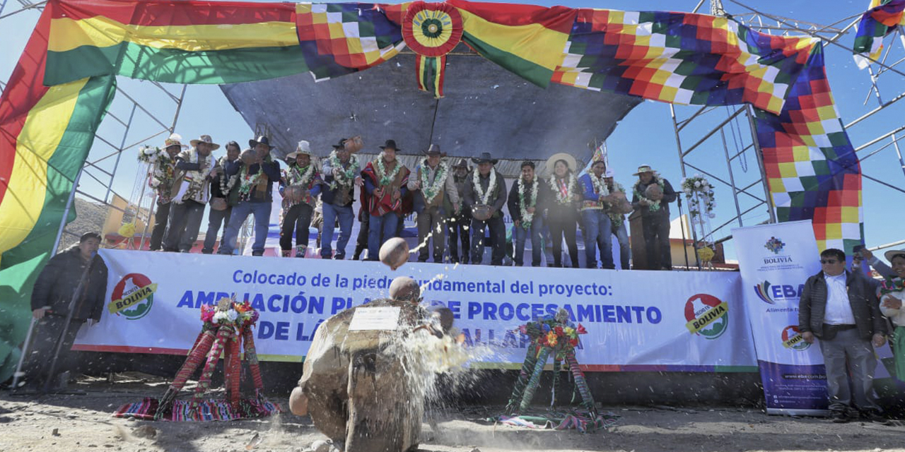 Colocado de la piedra fundamental para la ampliación de la Planta de Lácteos en Challapata. (Foto: Presidencia)