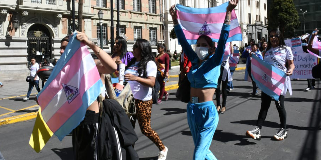 Una marcha de la Organización de travestis  transgénero trans sexuales femeninas de bolivia (OTRAF) este miércoles. | Foto: Roberto Aranda @APGNoticiasBo 