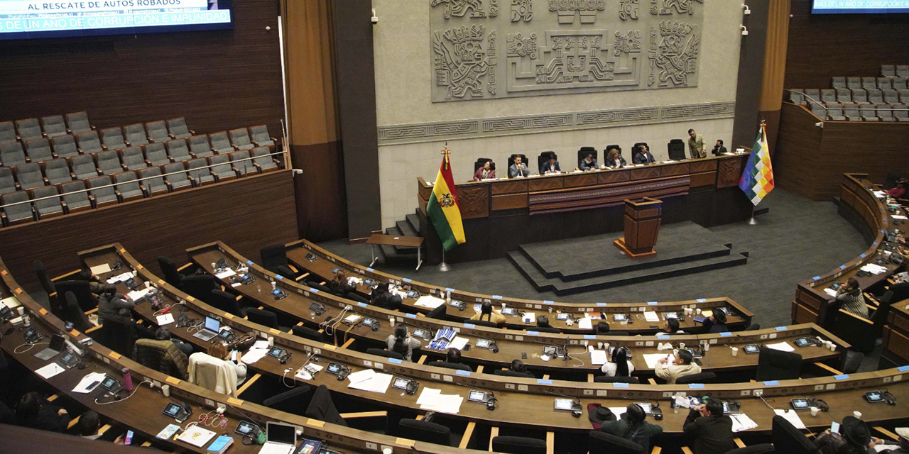 La interpelación del ministro de Gobierno,Eduardo Del Castillo, en la Asamblea Legislativa, que terminó en censura. (Foto: Jorge Mamani)